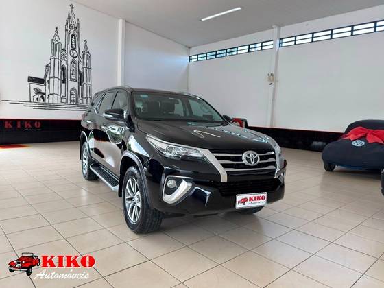TOYOTA HILUX SW4 2.8 SRX 4X4 7 LUGARES 16V TURBO INTERCOOLER DIESEL 4P AUTOMÁTICO TOYOTA HILUX SW4 2.8 SRX 4X4 7 LUGARES 16V TURBO INTERCOOLER DIESEL 4P AUTOMÁTICO